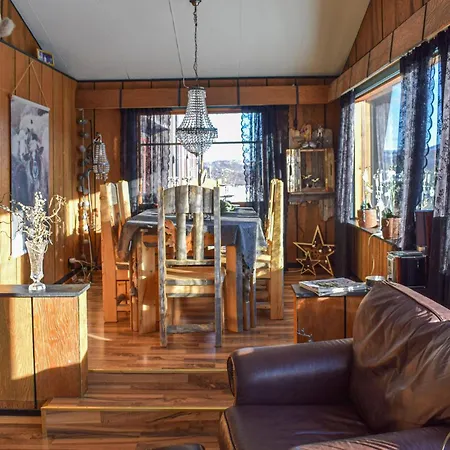 3 Bedroom Cozy In Al Appartement Skarsgård