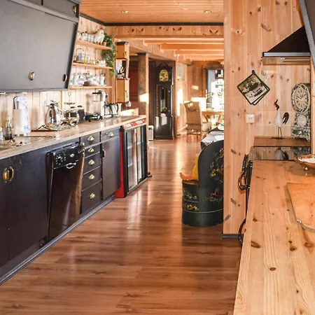 3 Bedroom Cozy In Al Appartement Skarsgård